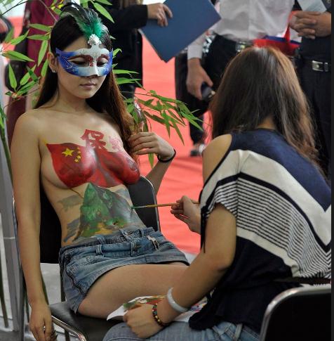 保钓彩绘,爱国还是色情促销,南京房展会现保钓美女人体彩绘