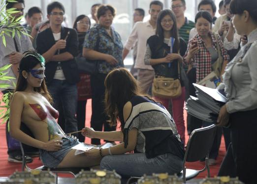 保钓彩绘,爱国还是色情促销,南京房展会现保钓美女人体彩绘