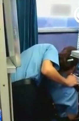 列车员激吻组图：温州开往沈阳的K347次列车列车员激吻遭偷拍