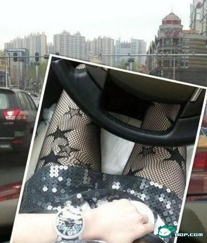 女消防员微博炫富惹争议：黑龙江一女消防员微博炫富并公布性感照片