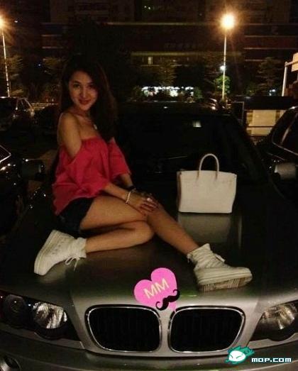 郭美美网上再炫富：晒自拍坐宝马车火辣性感照