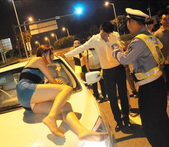 爆乳海归女酒后“调戏”交警-醉酒海归女车顶遥控驾车