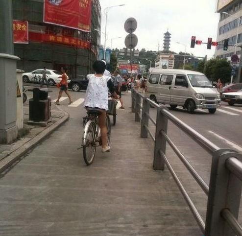 没有穿裤子的女人：哎！闺女没穿裤子就骑自行车上街了