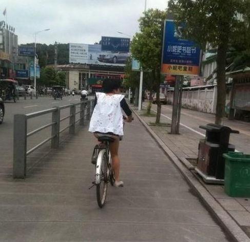没有穿裤子的女人：哎！闺女没穿裤子就骑自行车上街了