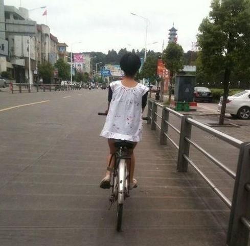 没有穿裤子的女人：哎！闺女没穿裤子就骑自行车上街了