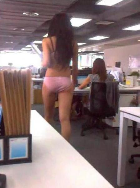 内衣门事件：内衣上班姐是何方神圣？喷血内衣上班姐爆红网络