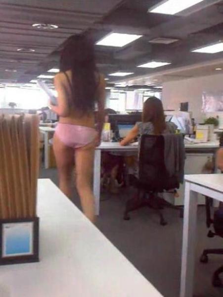 内衣上班姐内衣门事件：喷血内衣上班姐爆红网络