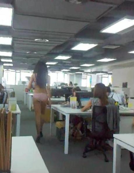 内衣上班姐的内衣门事件：喷血内衣上班姐爆红网络