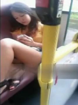 实拍美女公交,美女公交车上不雅坐姿,双脚翘邻座上旁若无人露大腿