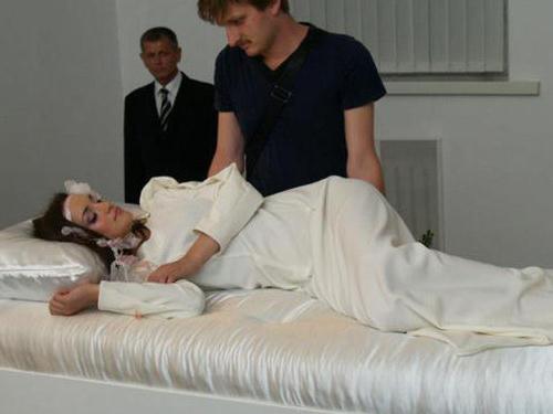 乌克兰举办睡美人展览：男访客吻醒睡美人即可迎娶回家