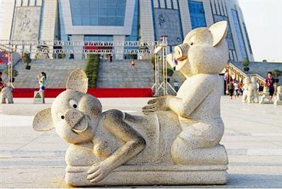 流氓猪石雕：郑州一小猪石雕“耍流氓”被称为情色作品