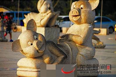 流氓猪石雕：郑州一小猪石雕“耍流氓”被称为情色作品