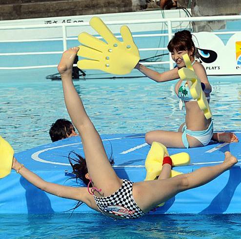 日本女人天下无敌图-日本女人的恶搞雷人图片水上嬉戏