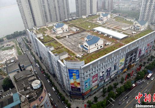 湖南株洲现“最牛楼顶别墅”-百货商场楼顶现“别墅”