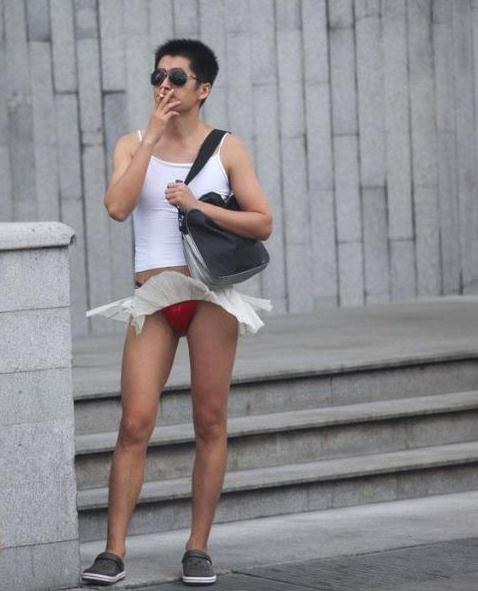 上海街头一男子穿超短裙，尼玛我瞬间凌乱了