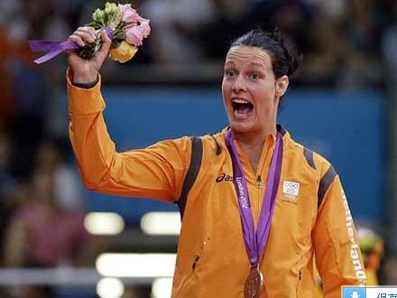 百米飞人大战醉汉向跑道扔酒瓶-赛后被荷兰柔道女将暴打