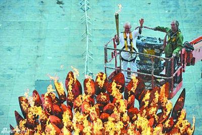 伦敦奥运火炬灭了，82岁火炬手重新点燃