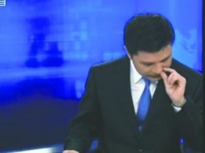 央视主持赵普抠鼻子这个动作确实有点不雅 图据视频截图