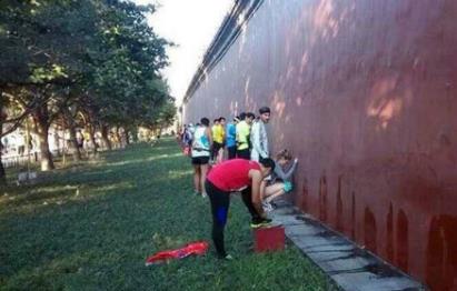 尿红墙是什么意思?北京马拉松赛选手如厕难尿红墙