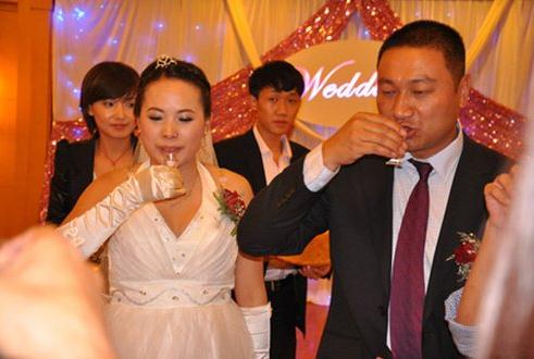 云南寺庙方丈还俗完婚迎娶26岁女老板婚礼现场