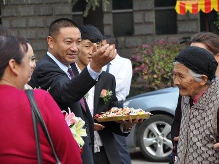 云南寺庙方丈还俗完婚迎娶26岁女老板婚礼现场