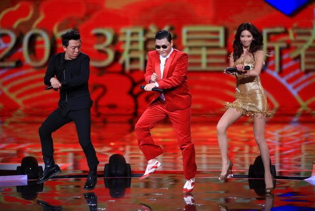 鸟叔加盟东方卫视春晚,教林志玲跳骑马舞,春晚上赞林志玲“你肯定是一匹性感的马”