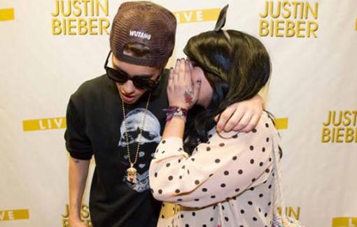 90后欧美天王贾斯汀-比伯一时性起袭胸女粉丝,18岁小天王偏爱波霸豪乳妹子