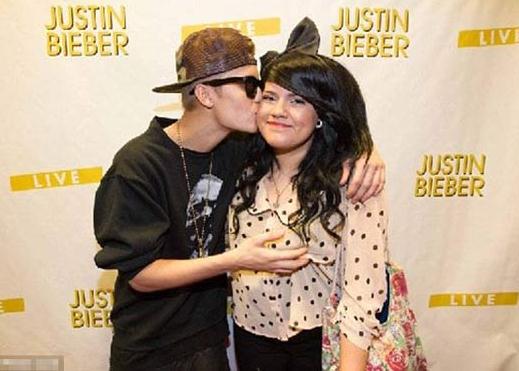 90后欧美天王贾斯汀-比伯一时性起袭胸女粉丝,18岁小天王偏爱波霸豪乳妹子