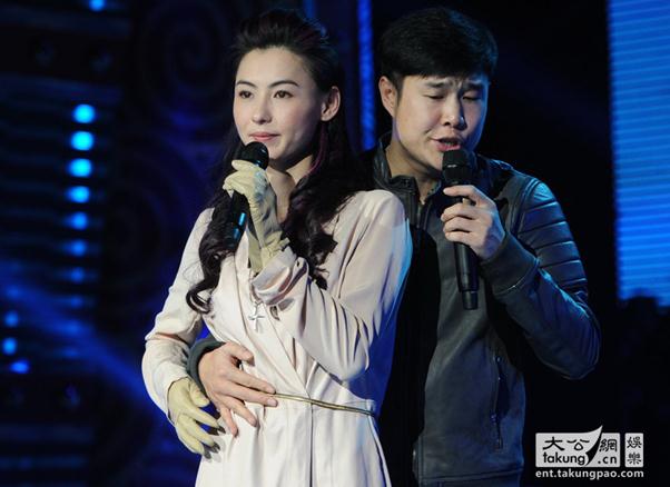 小沈阳张柏芝对唱情歌,小沈阳用力紧搂张柏芝,张柏芝胸部走光浑然不知(组图)