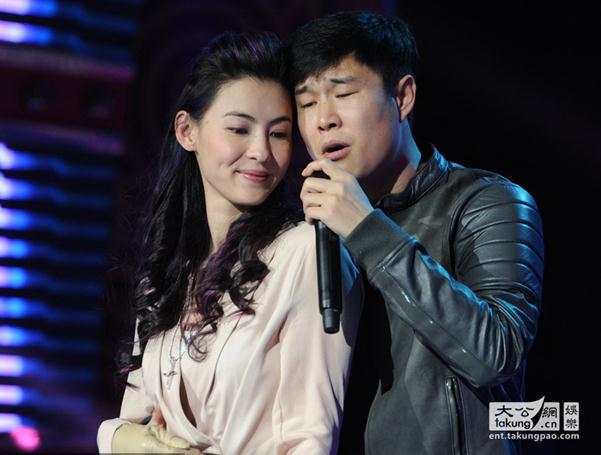 小沈阳张柏芝对唱情歌,小沈阳用力紧搂张柏芝,张柏芝胸部走光浑然不知(组图)