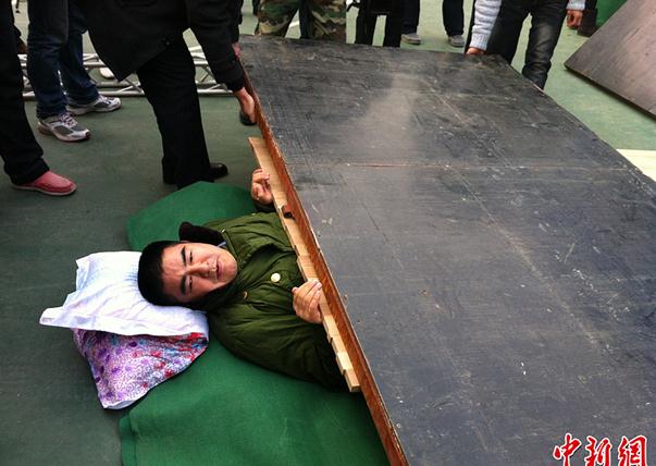 陈光标表演胸口过汽车，号召公众绿色出行(组图)