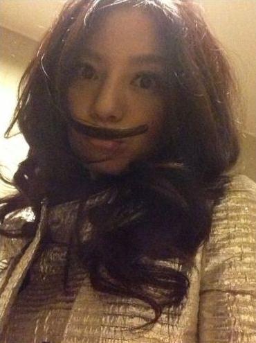 赵薇微博晒搞怪长胡子自拍照，标志性大眼睛迷人