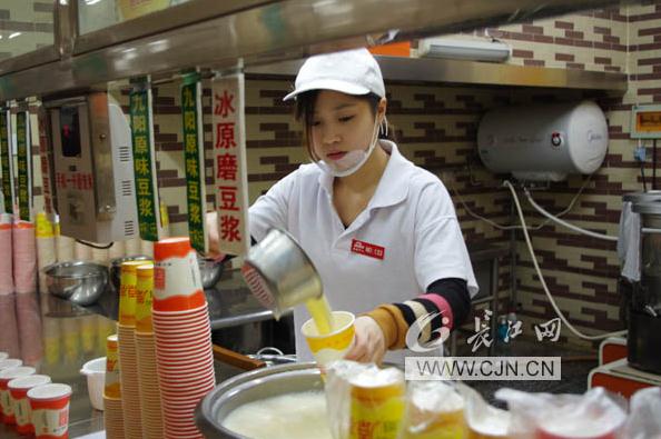 武汉华中科技大学“豆浆西施”校园走红 清纯靓丽不输“奶茶妹妹”