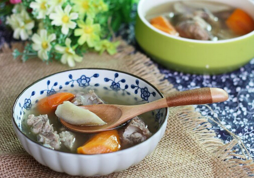 猪骨除含蛋白质、脂肪、维生素外,还含有大量磷酸钙、骨胶原、骨黏蛋白等,能为让乳汁的营养更丰富,宝宝吃了更健康。