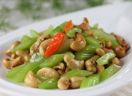 哺乳期吃西芹有什么好处?哺乳期吃西芹的做法