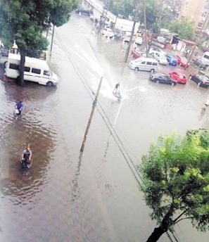 天津暴雨摩托艇哥非高富帅耍酷-摩托艇哥雨中救车又救人