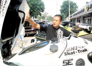 天津暴雨摩托艇是谁？天津暴雨摩托艇哥非高富帅耍酷实为救车又救人