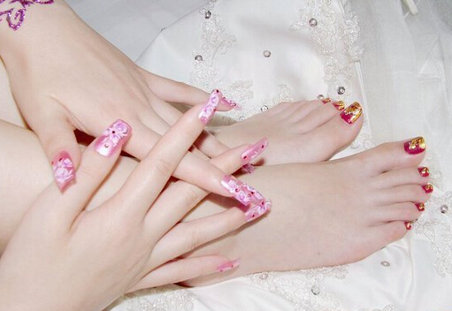 手脚脱皮是怎么回事?手脚脱皮是缺什么维生素?