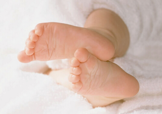 脚底脱皮是怎么回事?脚底脱皮用什么药?