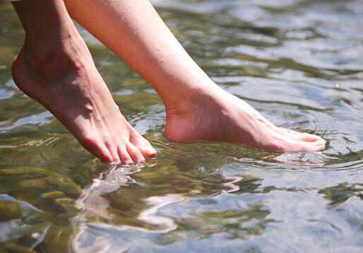 脚上起水泡很痒怎么办？长水泡如何处理？