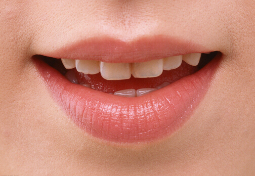 嘴唇干裂是什么原因？嘴唇干裂怎么办？