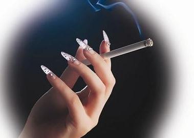 男子吸烟成瘾致全家肺癌，吸烟的危害有哪些？二手烟危害更严重