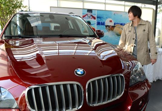 叶诗文获赠宝马X5轿车,未到驾龄有车也不能开