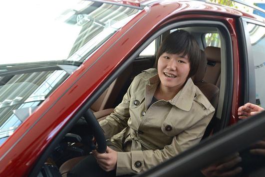 叶诗文获赠宝马X5轿车,未到驾龄有车也不能开