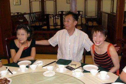 76岁作家张贤亮被曝包养5个情人，当事人否认“完全是无中生有”，宁夏西部影视城主席背景曝光