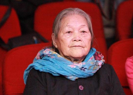 丁俊晖台球比赛观众睡倒一片,92岁老太关注丁俊晖6年,输球也送红包