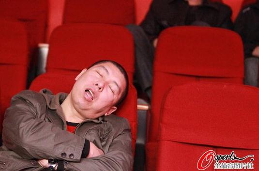 丁俊晖台球比赛观众睡倒一片,92岁老太关注丁俊晖6年,输球也送红包