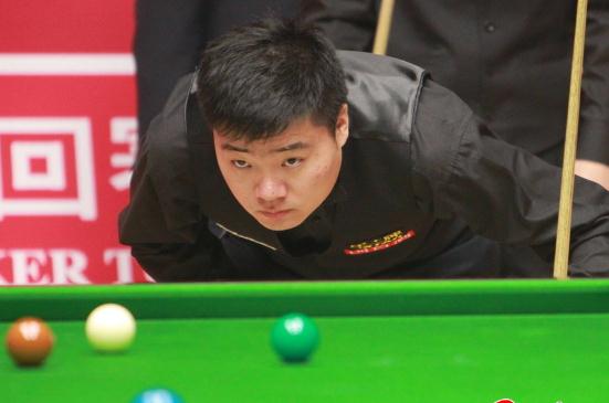 丁俊晖台球比赛观众睡倒一片,92岁老太关注丁俊晖6年,输球也送红包