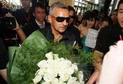 曝王石新欢田朴珺曾强吻罗伯特巴乔，合影胸蹭影帝梁朝伟