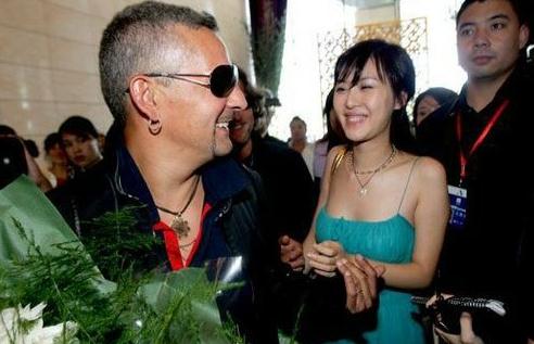 曝王石新欢田朴珺曾强吻罗伯特巴乔，合影胸蹭影帝梁朝伟